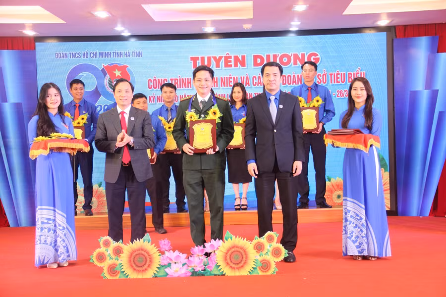 Bí thư TƯ Đoàn, Ngô Văn Cương và Bí thư Tỉnh ủy Hà Tĩnh, Hoàng Trung Dũng trao chứng nhận tuyên dương 18 công trình thanh niên tiêu biểu.