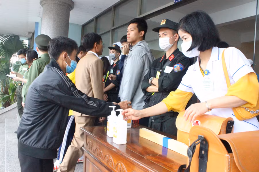 Mọi người đến tham dự lễ khai mạc đều bắt buộc đeo khẩu trang và sát khuẩn trước khi vào cửa nhà thi đấu Thể thao.