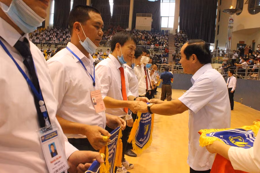 Đại diện BTC trao cờ lưu niệm cho các đơn vị về tham gia Hội khỏe Phù Đổng.