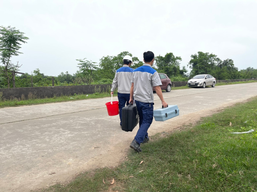 Cán bộ quan trắc, phòng Tài nguyên môi trường Thành phố Hà Tĩnh lấy mẫu nước xét nghiệm.