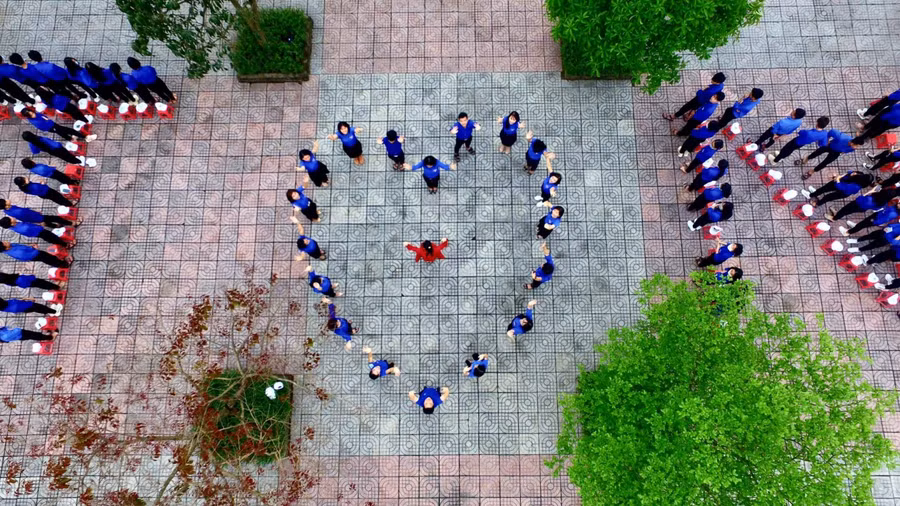 Giáo viên điều khiển theo khẩu hiệu của cờ lệnh.