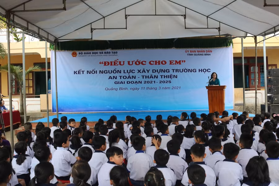 Chương trình “Điều ước cho em” đến với học sinh miền núi Quảng Bình.