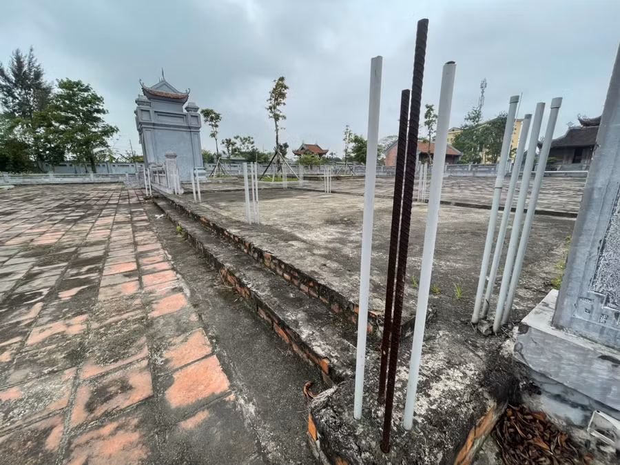 Tuy nhiên, sau gần 7 năm khởi công phục dựng, khu Văn Miếu vẫn chưa thể hoàn thiện, nhiều hạng mục vẫn còn ngổn ngang...