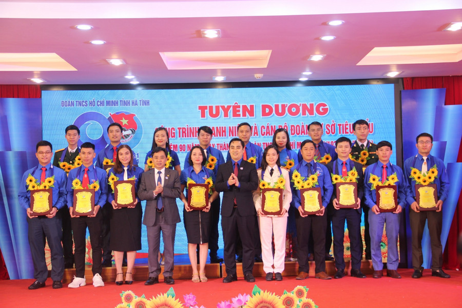 18 cán bộ đoàn tiêu biểu giai đoạn 2017 - 2022 được tuyên dương nhân dịp Kỷ niệm 90 năm Ngày Thành lập Đoàn TNCS Hồ Chí Minh. 18 cán bộ đoàn tiêu biểu giai đoạn 2017 - 2022 được tuyên dương nhân dịp Kỷ niệm 90 năm Ngày Thành lập Đoàn TNCS Hồ Chí Minh.