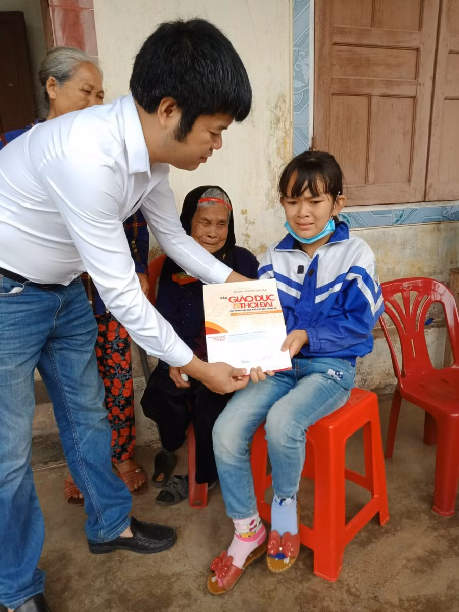 Nhà báo Nguyễn Văn Dũng, Trưởng Văn phòng đại diện Báo Giáo dục và Thời đại khu vực Bắc Trung bộ trao 14.900.000 đồng hỗ trợ cho gia đình bà Liên.