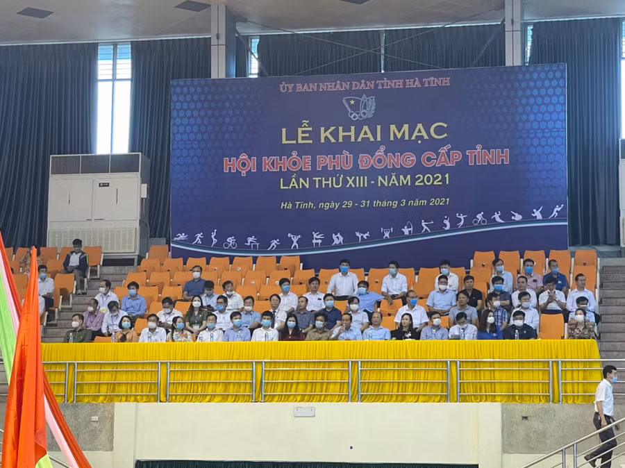 Đại biểu tham dự lễ khai mạc.