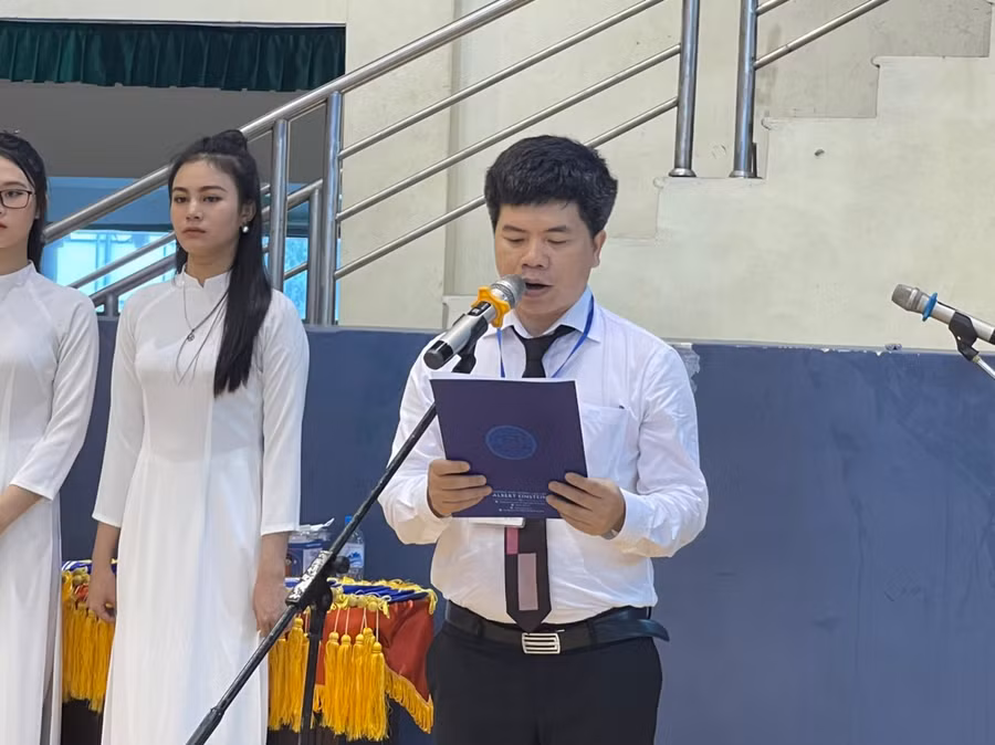 Ông Nguyễn Hồng Cường, phó Giám đốc sở GD&amp;ĐT đọc diễn văn khai mạc Hội khỏe Phù Đổng 2021.