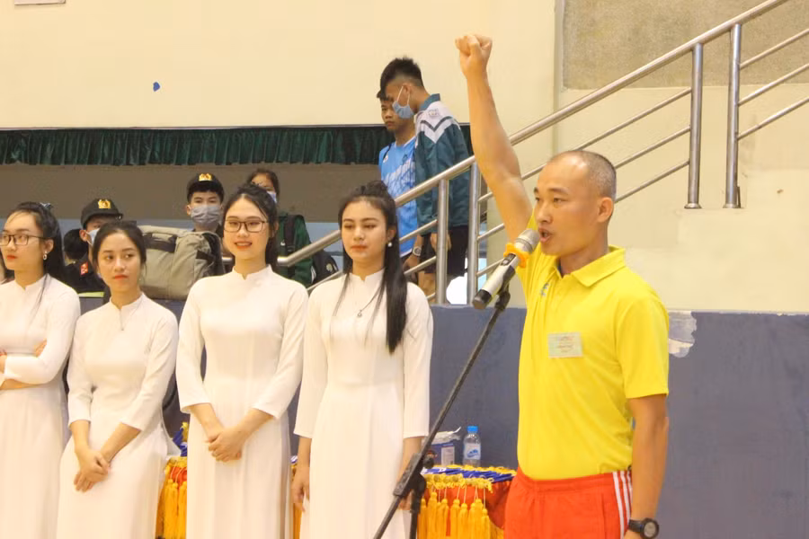 Trọng tài Hồ Anh Bảo.