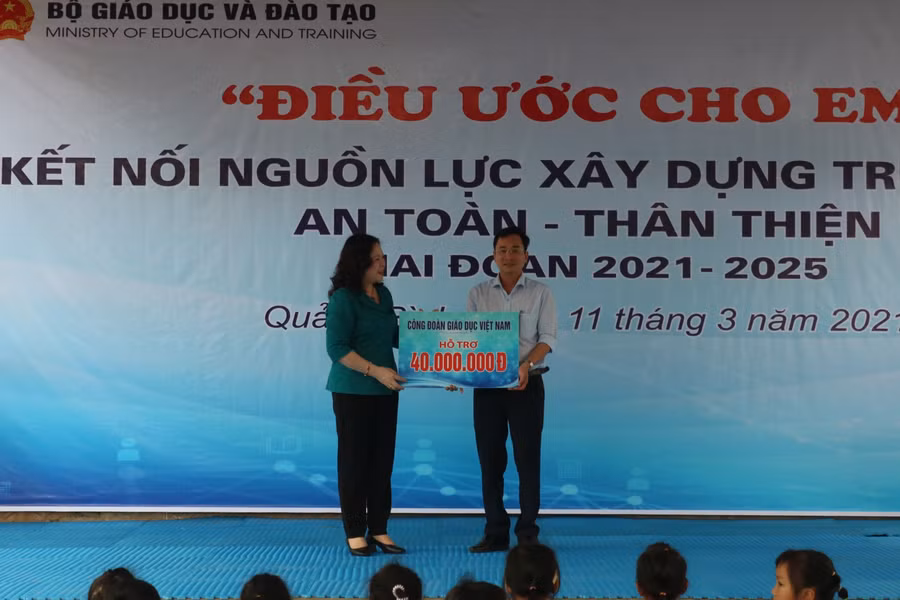 Thứ trưởng Ngô Thị Minh trao quà của Công đoàn Giáo dục cho ngành giáo dục Quảng Bình