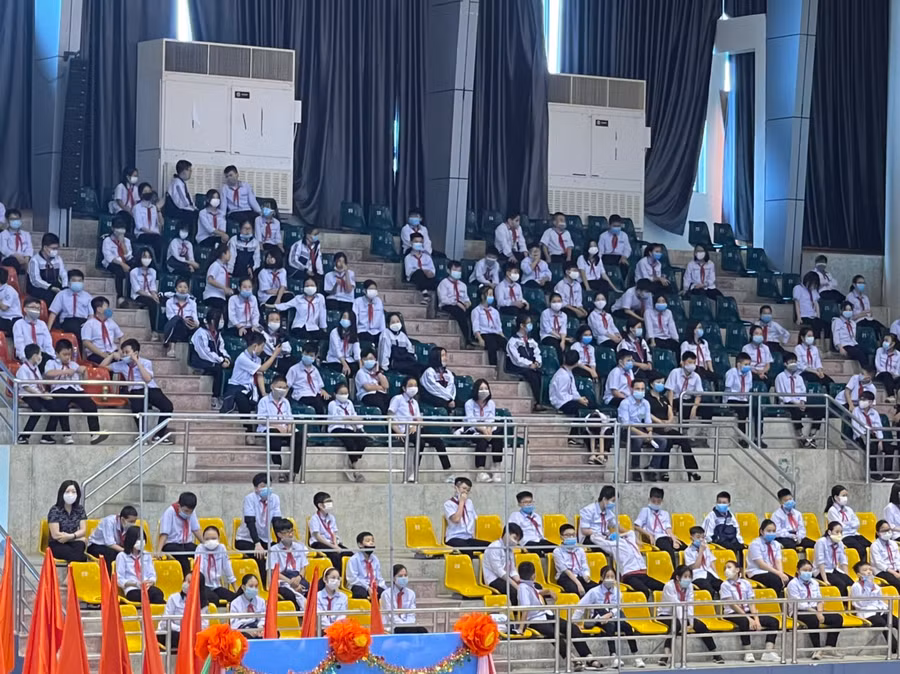 Học sinh đến tham dự ngồi giãn cách nhằm đảm bảo công tác phòng chống dịch bệnh Covid-19.