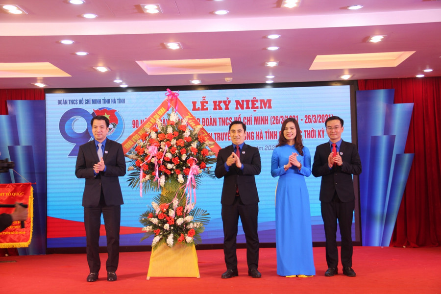 Ông Ngô Văn Cương, Bí thư Trung ương Đoàn TNCS HCM tặng hoa cho Tỉnh đoàn Hà Tĩnh. Ông Ngô Văn Cương, Bí thư Trung ương Đoàn TNCS HCM tặng hoa cho Tỉnh đoàn Hà Tĩnh.