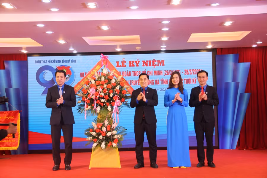 Ông Ngô Văn Cương, Bí thư Trung ương Đoàn TNCS HCM tặng hoa cho Tỉnh đoàn Hà Tĩnh.