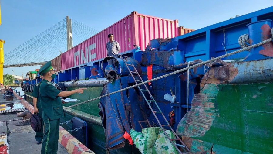 Cán bộ Trạm Biên phòng cửa khẩu cảng Phú Mỹ xác minh vụ tại nạn giữa tàu vận tải biển với xà lan chở Container trên sông Sài Gòn.