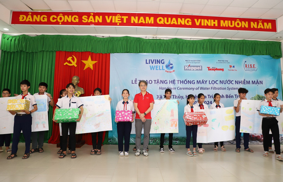 Các em học sinh Trường THCS Trần Hữu Hiệp được tập huấn các kiến thức về biến đổi khí hậu. Các em học sinh Trường THCS Trần Hữu Hiệp được tập huấn các kiến thức về biến đổi khí hậu.