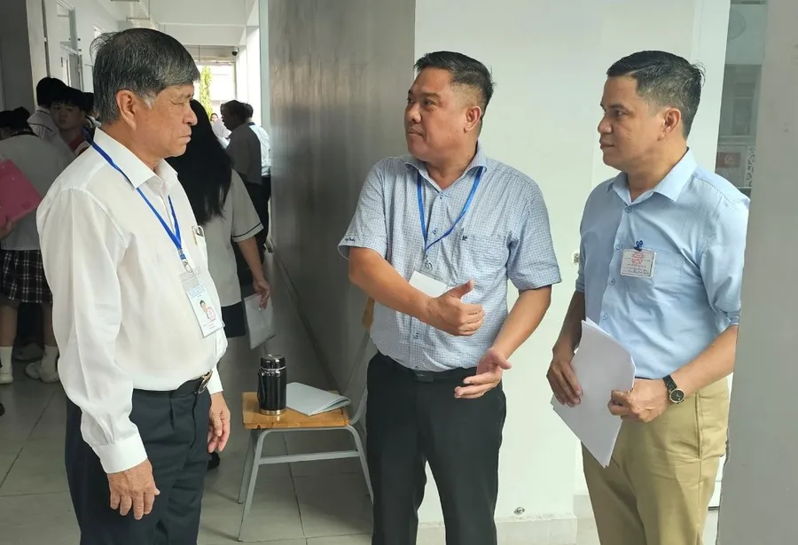 Giám đốc Sở GD&ĐT TPHCM kiểm tra tại điểm thi Trường THCS Vân Đồn.