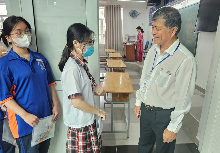 Ông Nguyễn Văn Hiếu động viên thí sinh trước giờ thi. Ông Nguyễn Văn Hiếu động viên thí sinh trước giờ thi.