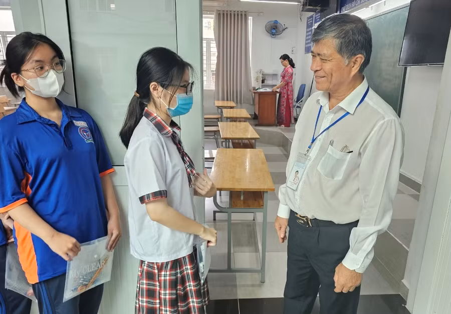 Ông Nguyễn Văn Hiếu động viên thí sinh trước giờ thi.