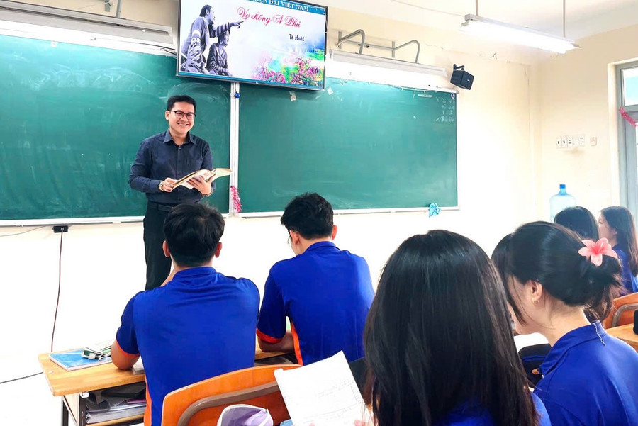 Thầy Võ Minh Nghĩa, giáo viên Trường THPT Nguyễn Du. Thầy Võ Minh Nghĩa, giáo viên Trường THPT Nguyễn Du.