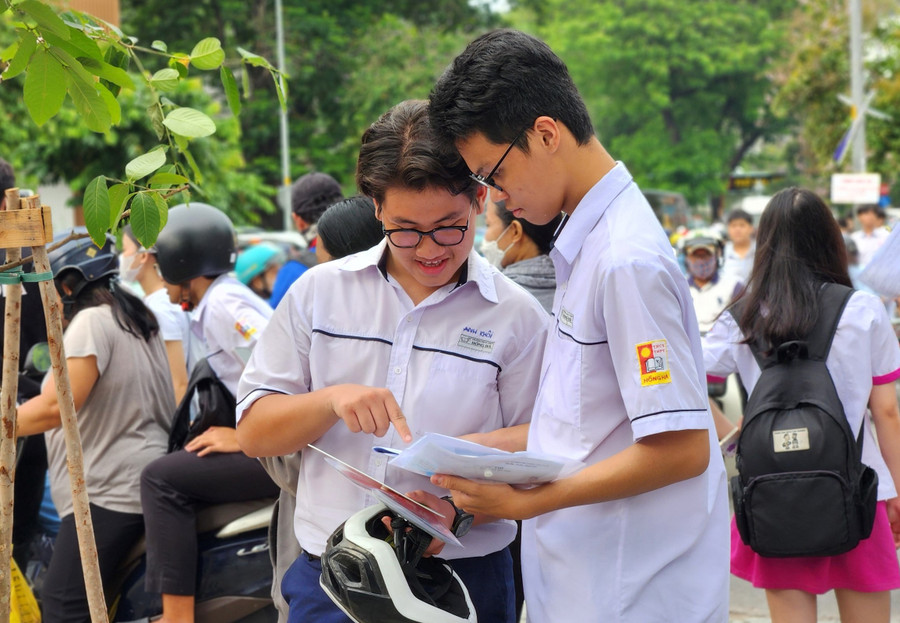 Thí sinh tại điểm thi Trường THPT Gò Vấp trao đổi bài sau thi môn Toán. Thí sinh tại điểm thi Trường THPT Gò Vấp trao đổi bài sau thi môn Toán.