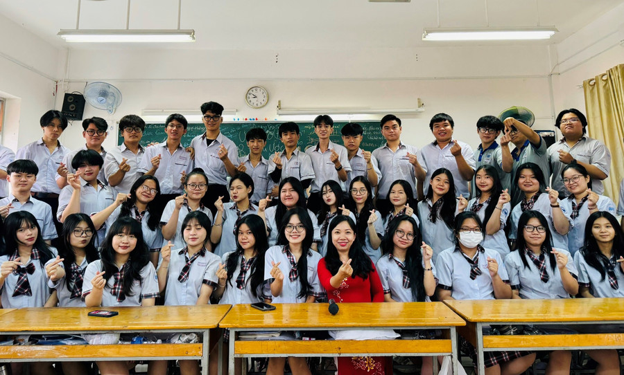 Ths. Lê Phan Phương Ngọc (áo đỏ) cùng học sinh Trường THPT Nguyễn Hữu Thọ.