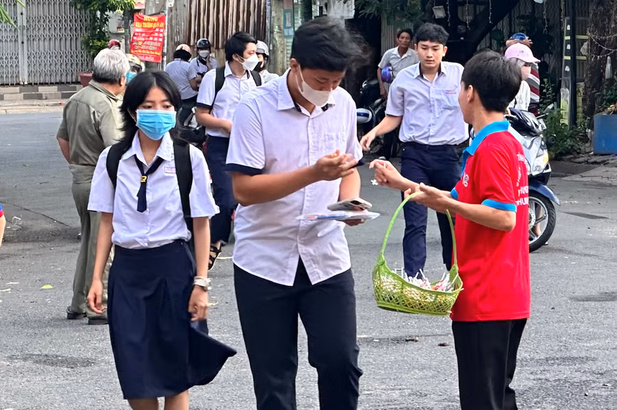 Thí sinh đến điểm thi Trường THPT Phước Long từ rất sớm.