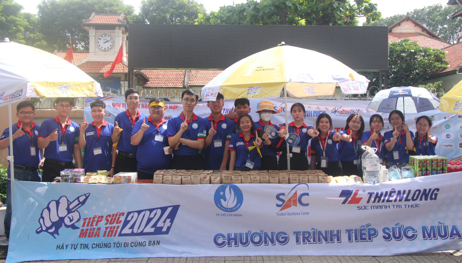 Những "chiến sĩ" áo xanh có mặt mọi nẻo đường cùng lực lượng chức năng… hỗ trợ sĩ tử và phụ huynh. Những "chiến sĩ" áo xanh có mặt mọi nẻo đường cùng lực lượng chức năng… hỗ trợ sĩ tử và phụ huynh.
