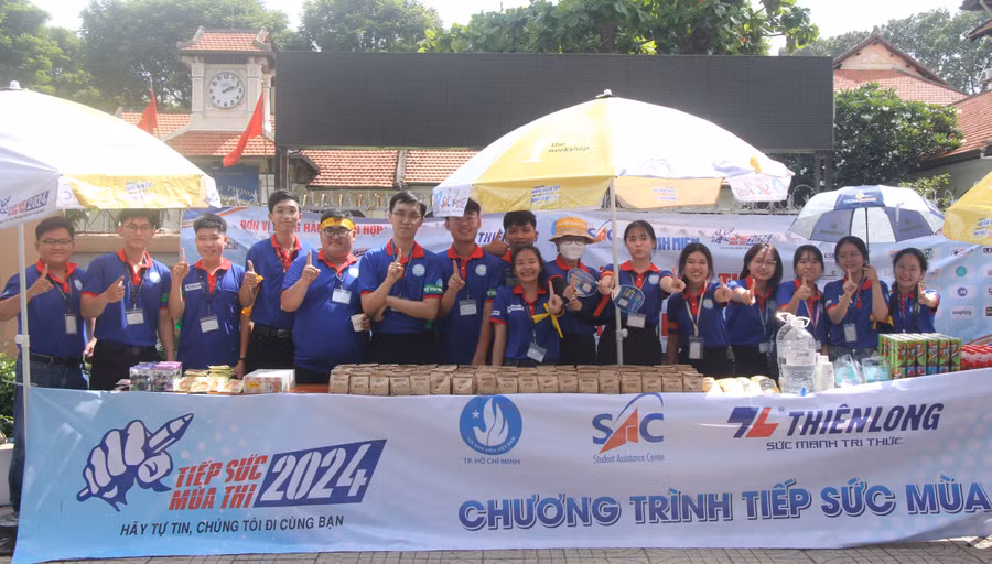 Những "chiến sĩ" áo xanh có mặt mọi nẻo đường cùng lực lượng chức năng… hỗ trợ sĩ tử và phụ huynh.