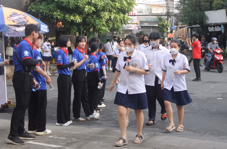 Những tràng pháo tay của sinh viên tình nguyện góp phần khích lệ thí sinh bước vào Kỳ thi tốt nghiệp THPT năm 2024.