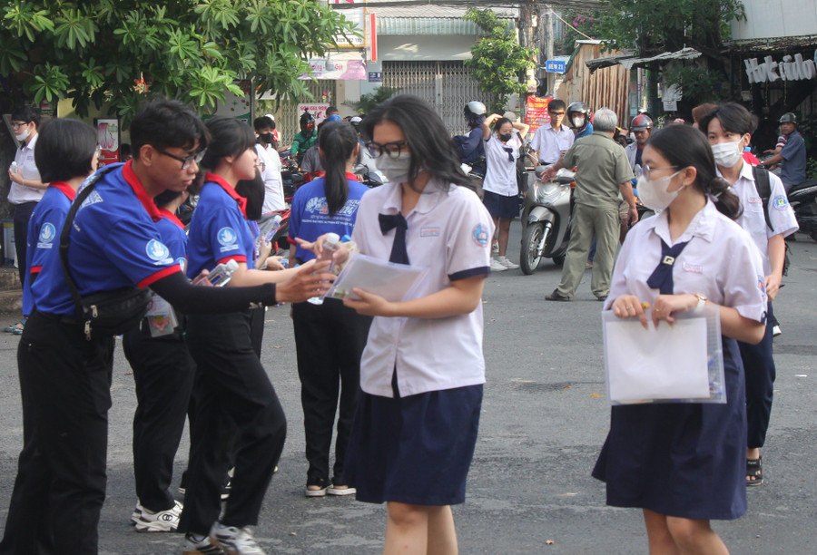 Sinh viên tình nguyện đến từ Trường Đại học Sư phạm Kỹ thuật TPHCM gửi tặng nước uống cho thí sinh tại điểm thi Trường THPT Phước Long (TP Thủ Đức). Sinh viên tình nguyện đến từ Trường Đại học Sư phạm Kỹ thuật TPHCM gửi tặng nước uống cho thí sinh tại điểm thi Trường THPT Phước Long (TP Thủ Đức).