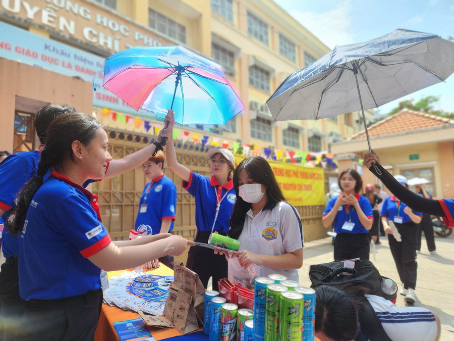Tình nguyện viên luôn túc trực ở cổng các điểm thi để nhanh chóng hỗ trợ thí sinh. Tình nguyện viên luôn túc trực ở cổng các điểm thi để nhanh chóng hỗ trợ thí sinh.