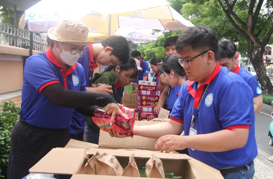 Trong buổi làm thủ tục cũng như buổi thi đầu tiên kỳ thi tốt nghiệp THPT 2024, sinh viên tình nguyện có mặt tại điểm thi Trường THPT chuyên Lê Hồng Phong (Quận 5) từ rất sớm để chuẩn bị những phần bánh và nước uống cho các thí sinh. Trong buổi làm thủ tục cũng như buổi thi đầu tiên kỳ thi tốt nghiệp THPT 2024, sinh viên tình nguyện có mặt tại điểm thi Trường THPT chuyên Lê Hồng Phong (Quận 5) từ rất sớm để chuẩn bị những phần bánh và nước uống cho các thí sinh.