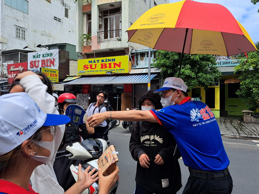 Sinh viên tình nguyện che nắng cho thí sinh tại điểm thi Trường THCS Colette (Quận 3) buổi chiều ngày 26/6. Sinh viên tình nguyện che nắng cho thí sinh tại điểm thi Trường THCS Colette (Quận 3) buổi chiều ngày 26/6.