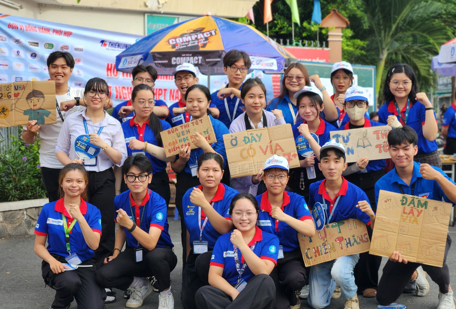 Sinh viên tình nguyện tại điểm thi Trường THPT Phú Nhuận (quận Phú Nhuận) làm pano dặn dò cùng những lời động viên dễ thương gửi đến đàn em. Sinh viên tình nguyện tại điểm thi Trường THPT Phú Nhuận (quận Phú Nhuận) làm pano dặn dò cùng những lời động viên dễ thương gửi đến đàn em.