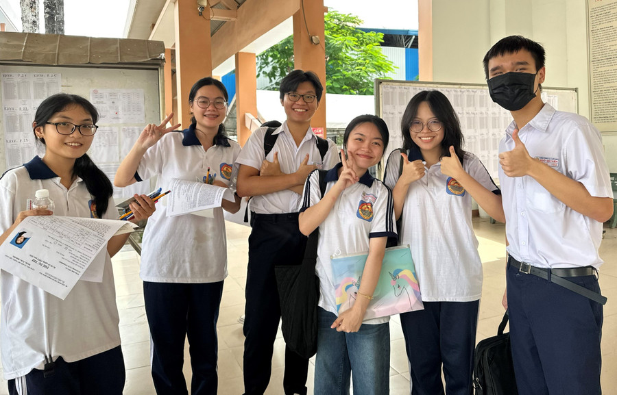 Thí sinh tại điểm thi Trường THPT Tam Hiệp tự tin trong ngày thi đầu tiên. Thí sinh tại điểm thi Trường THPT Tam Hiệp tự tin trong ngày thi đầu tiên.