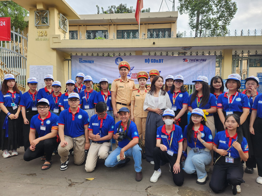 Tại nhiều điểm thi của TPHCM, lực lượng Cảnh sát giao thông cùng các sinh viên tình nguyện luôn túc trực tại cổng điểm thi để sẵn sàng hỗ trợ thí sinh và cả phụ huynh. Tại nhiều điểm thi của TPHCM, lực lượng Cảnh sát giao thông cùng các sinh viên tình nguyện luôn túc trực tại cổng điểm thi để sẵn sàng hỗ trợ thí sinh và cả phụ huynh.