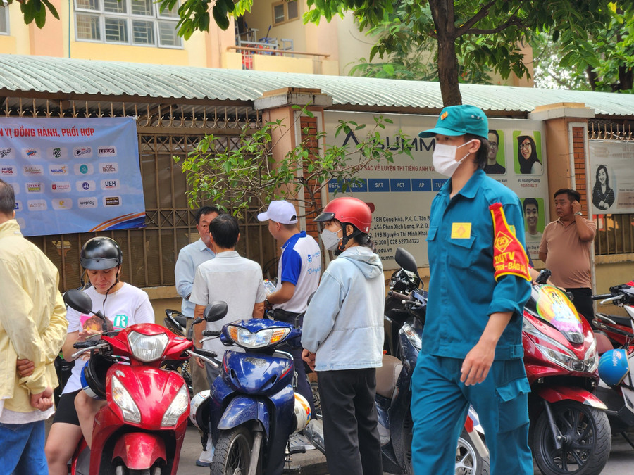Tại các điểm thi, lực lượng dân phòng, dân quân tự vệ cũng tham gia giữ gìn an ninh trật tự tại khu vực điểm thi. Tại các điểm thi, lực lượng dân phòng, dân quân tự vệ cũng tham gia giữ gìn an ninh trật tự tại khu vực điểm thi.