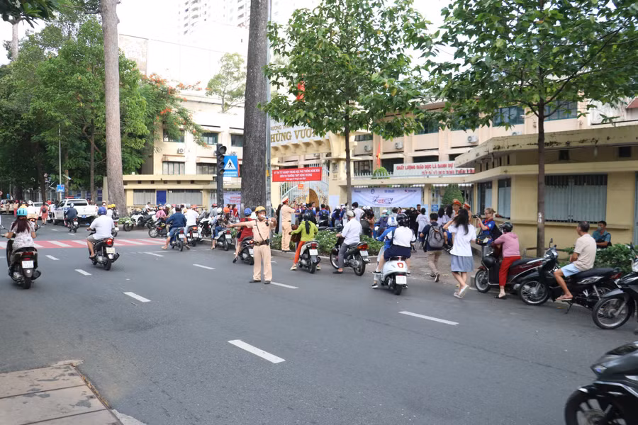 Lực lượng Cảnh sát giao thông luôn có mặt từ rất sớm tại các điểm thi để điều tiết các phương tiện qua lại.