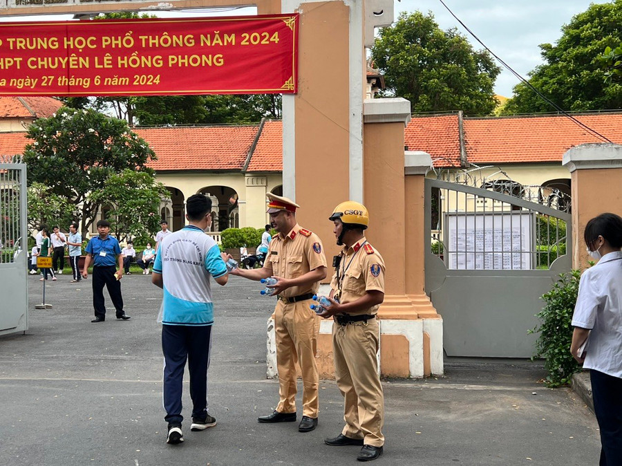 Cán bộ Cảnh sát giao thông phát nước cho thí sinh tại điểm thi Trường THPT chuyên Lê Hồng Phong (quận 5). Cán bộ Cảnh sát giao thông phát nước cho thí sinh tại điểm thi Trường THPT chuyên Lê Hồng Phong (quận 5).
