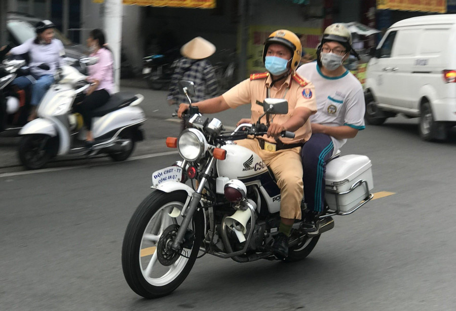 Cảnh sát giao thông hỗ trợ đưa thí sinh đến điểm thi. Cảnh sát giao thông hỗ trợ đưa thí sinh đến điểm thi.