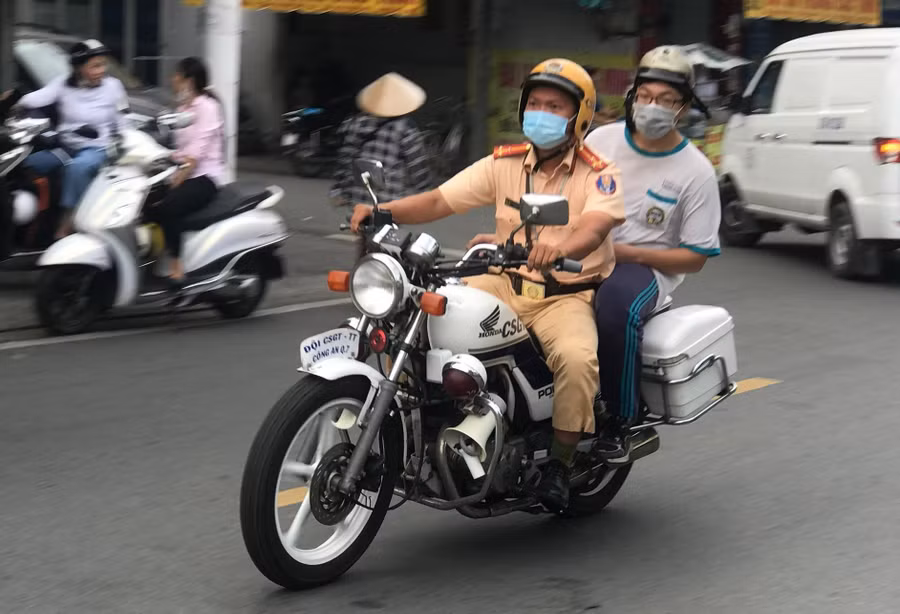 Cảnh sát giao thông hỗ trợ đưa thí sinh đến điểm thi.