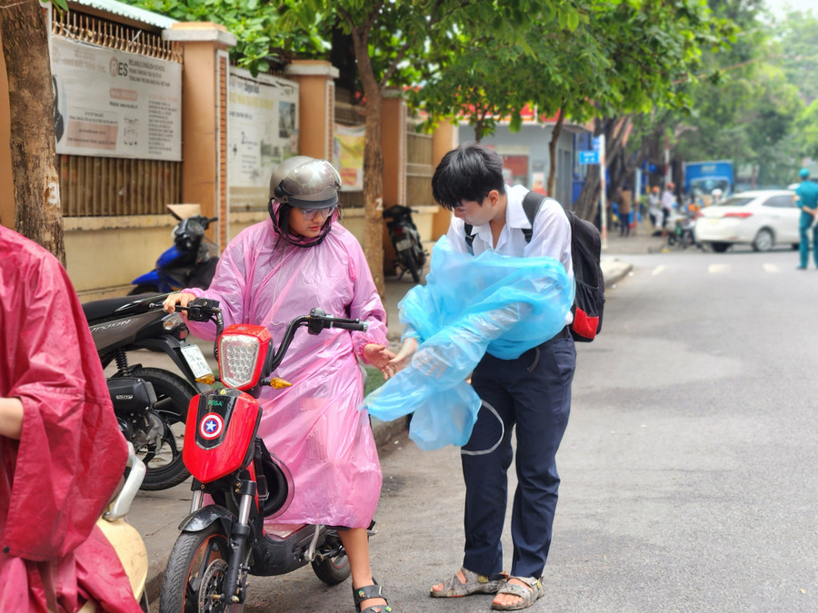 Thí sinh được phụ huynh đưa đến điểm thi Trường THPT Nguyễn Chí Thanh. Thí sinh được phụ huynh đưa đến điểm thi Trường THPT Nguyễn Chí Thanh.