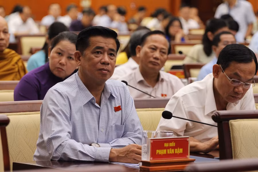 Các đại biểu tham gia kỳ họp.