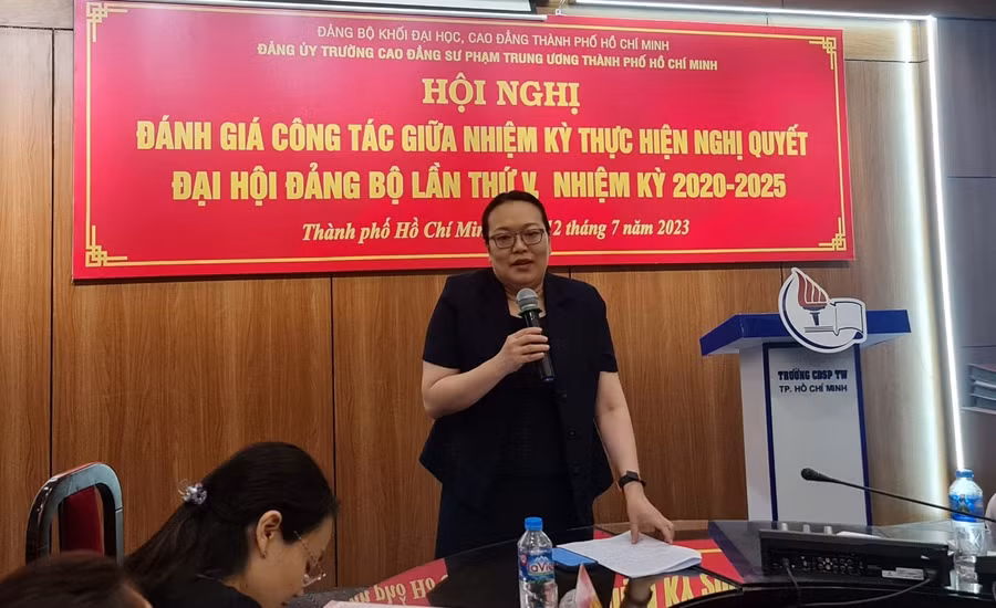 Đồng chí Nguyễn Thị Minh Hồng, Bí thư Đảng ủy Khối phát biểu chỉ đạo hội nghị.