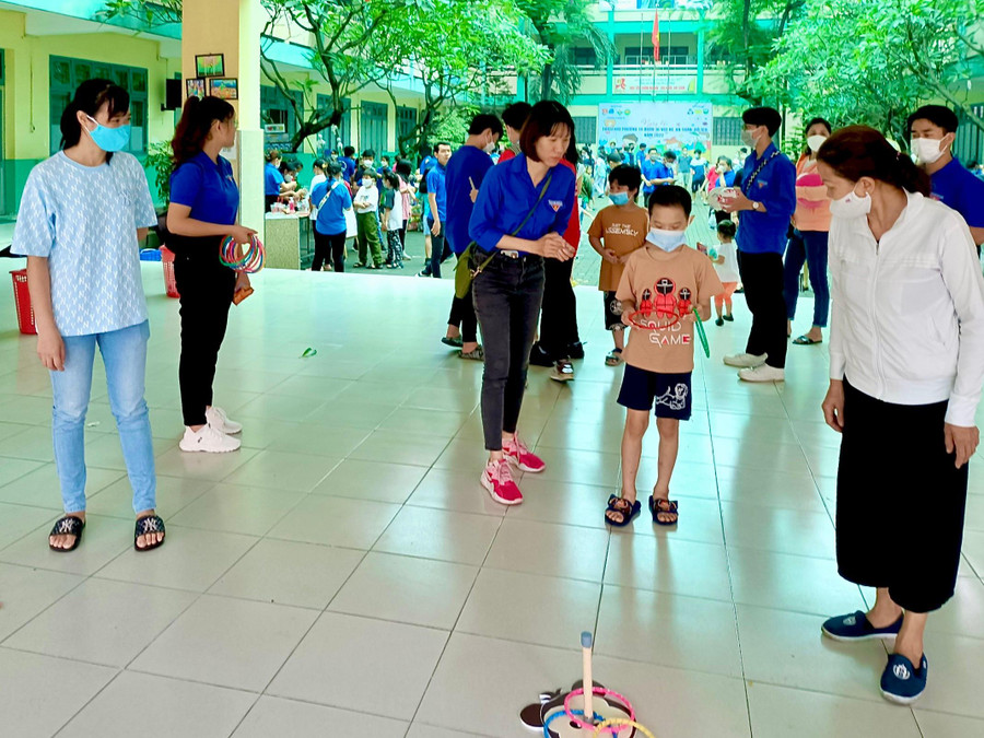 Trẻ hào hứng tham gia Ngày hội “Thiếu nhi Phường 14 quận 10 vui hè, an toàn, bổ ích” năm 2022 tại Trường Tiểu học Võ Trường Toản. Trẻ hào hứng tham gia Ngày hội “Thiếu nhi Phường 14 quận 10 vui hè, an toàn, bổ ích” năm 2022 tại Trường Tiểu học Võ Trường Toản.