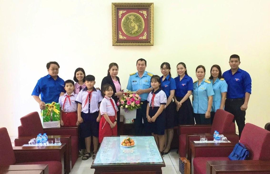 Thầy trò Trường tiểu học Nguyễn Thanh Tuyền thăm hỏi và tặng quà Sư đoàn 918 nhân kỷ niệm ngày thành lập Quân đội nhân dân Việt Nam 22/12.