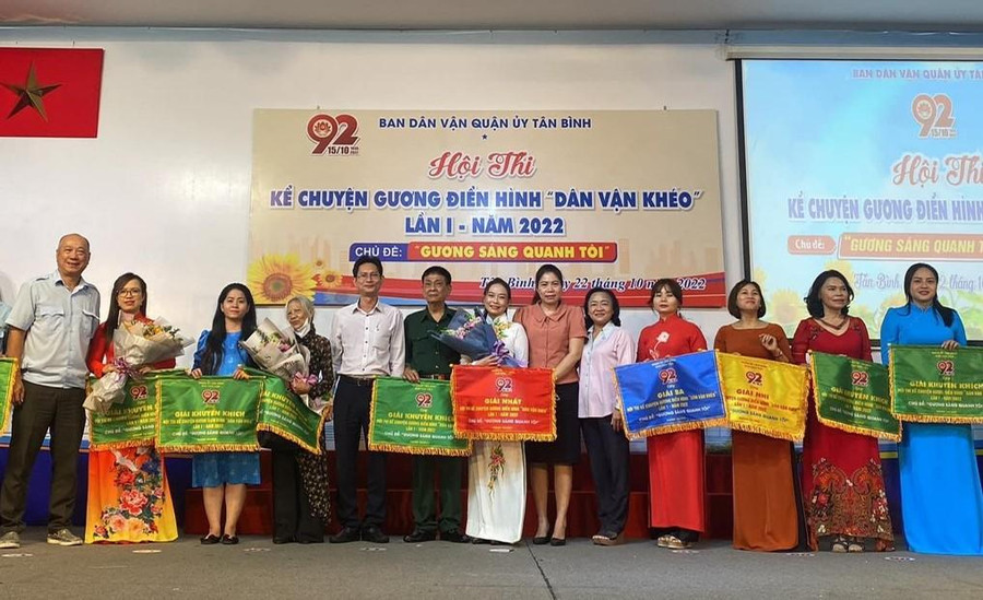 Giáo viên Trường tiểu học Nguyễn Thanh Tuyền đạt giải nhất Hội thi kể chuyện Gương điển hình dân vận khéo lần 1 năm 2022.