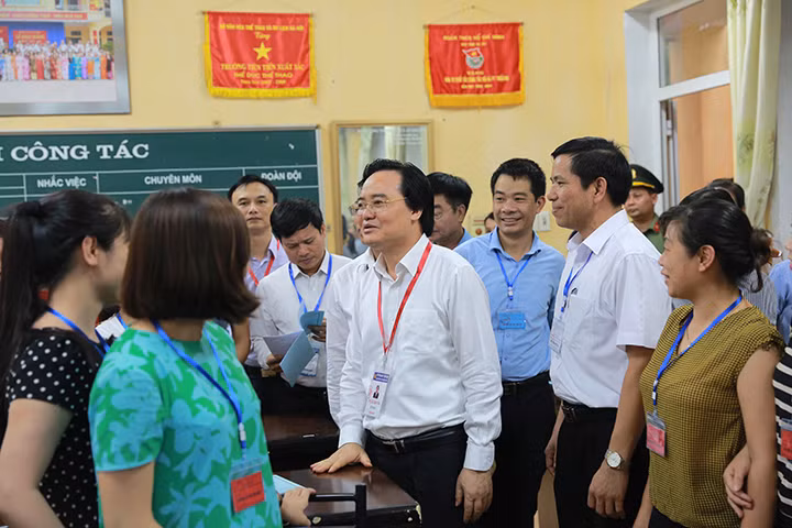  Bộ trưởng Phùng Xuân Nhạ cùng đoàn công tác đã trực tiếp kiểm tra điểm thi tại trường PTTH Hoài Đức A và THCS An Khánh- Hà Nội.