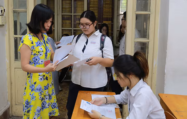 Các thí sinh làm thủ tục tại địa điểm thi trường PTTH Trần Phú.