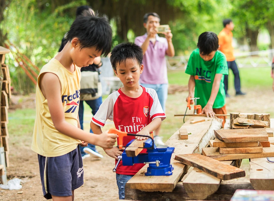 Các em nhỏ tỏ ra hào hứng với những trò chơi mới.