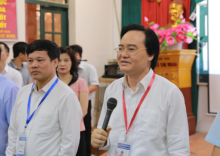 Trong cuộc làm việc với đại diện Ban chỉ đạo thi TP Hà Nội và huyện Hoài Đức, Bộ trưởng Phùng Xuân Nhạ đặc biệt lưu ý về công tác bảo quản đề thi, bài thi và công tác đảm bảo an ninh trong quá trình thi. Trong cuộc làm việc với đại diện Ban chỉ đạo thi TP Hà Nội và huyện Hoài Đức, Bộ trưởng Phùng Xuân Nhạ đặc biệt lưu ý về công tác bảo quản đề thi, bài thi và công tác đảm bảo an ninh trong quá trình thi.